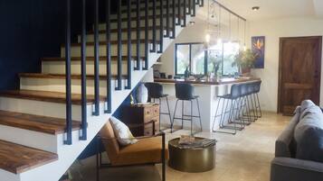 Lemari es, mesin pembuat kopi/teh, dan ketel listrik