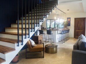 Lemari es, mesin pembuat kopi/teh, dan ketel listrik