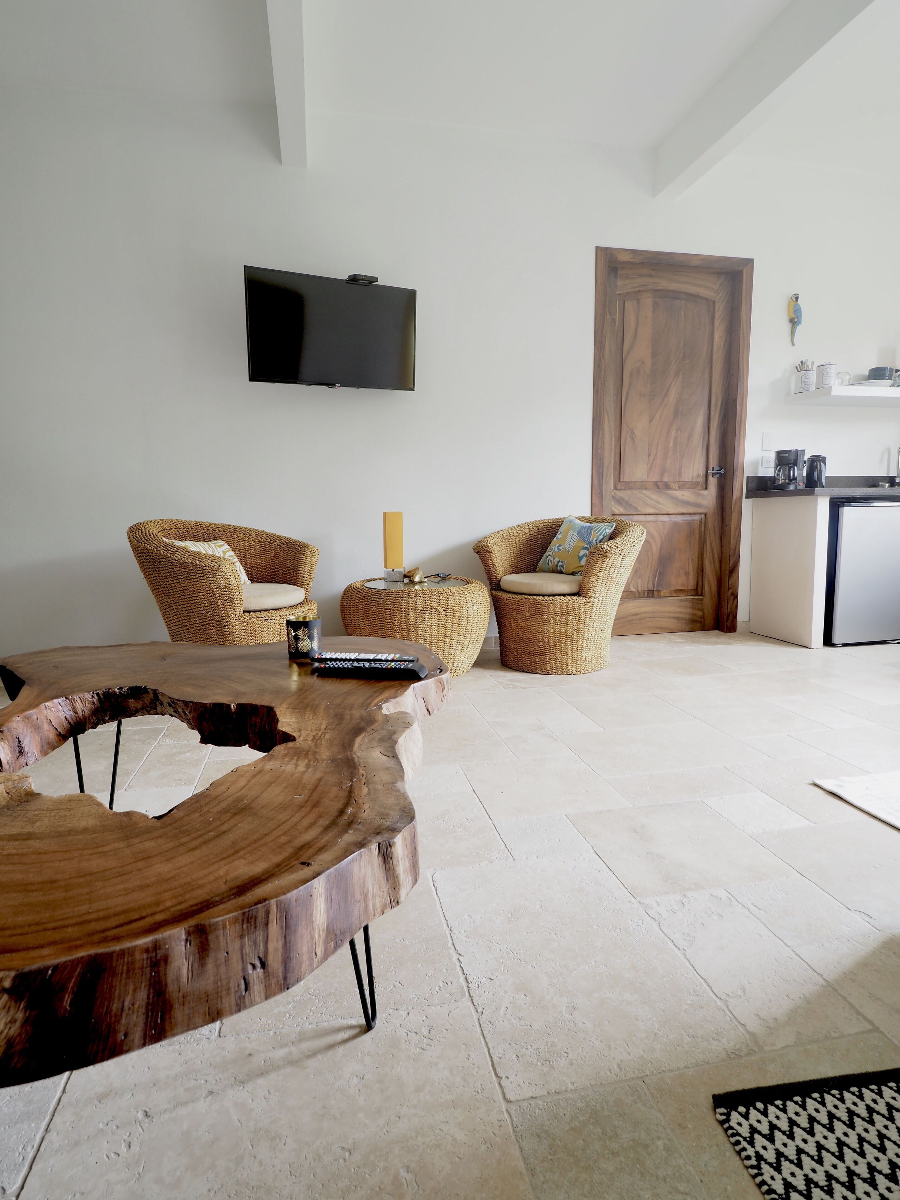 Kamar Double Deluks, Beberapa Tempat Tidur, dapur kecil, pemandangan bukit | Seprai premium, ruang kerja ramah laptop, dan tirai kedap cahaya