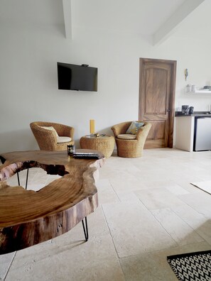 Kamar Double Deluks, Beberapa Tempat Tidur, dapur kecil, pemandangan bukit | Seprai premium, ruang kerja ramah laptop, dan tirai kedap cahaya