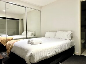 1 غرفة نوم وأغطية فراش متميزة وخزنة داخل الغرفة وبديكورات فريدة لكل غرفة