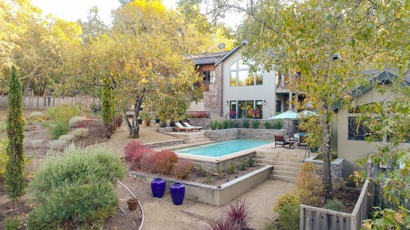 A modern house with a swimming pool, stone steps, and a variety of plants. - Sebastopol Luxury Home With Views, Pool & Hot tub (Sebastopol)