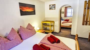 2 bedrooms, travel crib, free WiFi