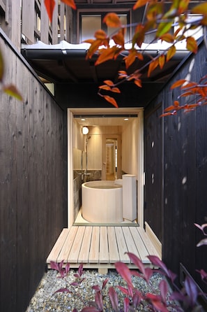 Executive-Haus, 2 Schlafzimmer, Küche, zum Garten hin (Kyo no Ondokoro MARUTAMACHI) | Badezimmer | Badewanne und Dusche (separat), Komfortbadewanne, Hydromassagedusche