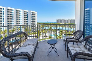 Property grounds - Updated Coastal Condo w/Lagoon Pool & Close Dining/Attractions in Central Destin (Destin)