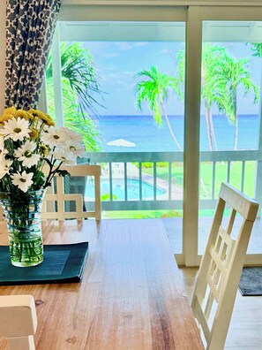 Dining - Oceanfront 2 BR & Pool - Cocoplum #8 on 7 Mile (George Town)