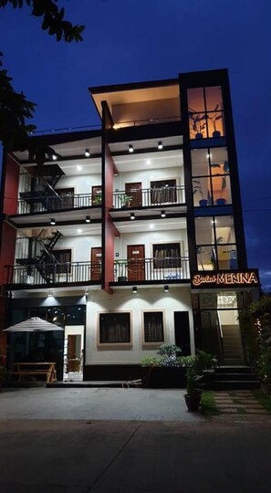 Front of property – evening/night - Balai Merina Bed & Breakfast (Puerto Princesa)