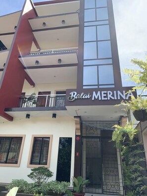 Un bâtiment sur lequel on peut lire l’inscription « Balai Merina ».