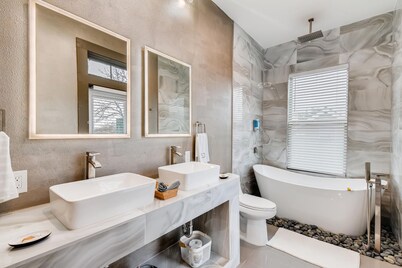SJ3Contemporary Exclusive Suite Downtown San Antonio