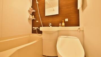 Un bagno con vasca, lavandino e water.