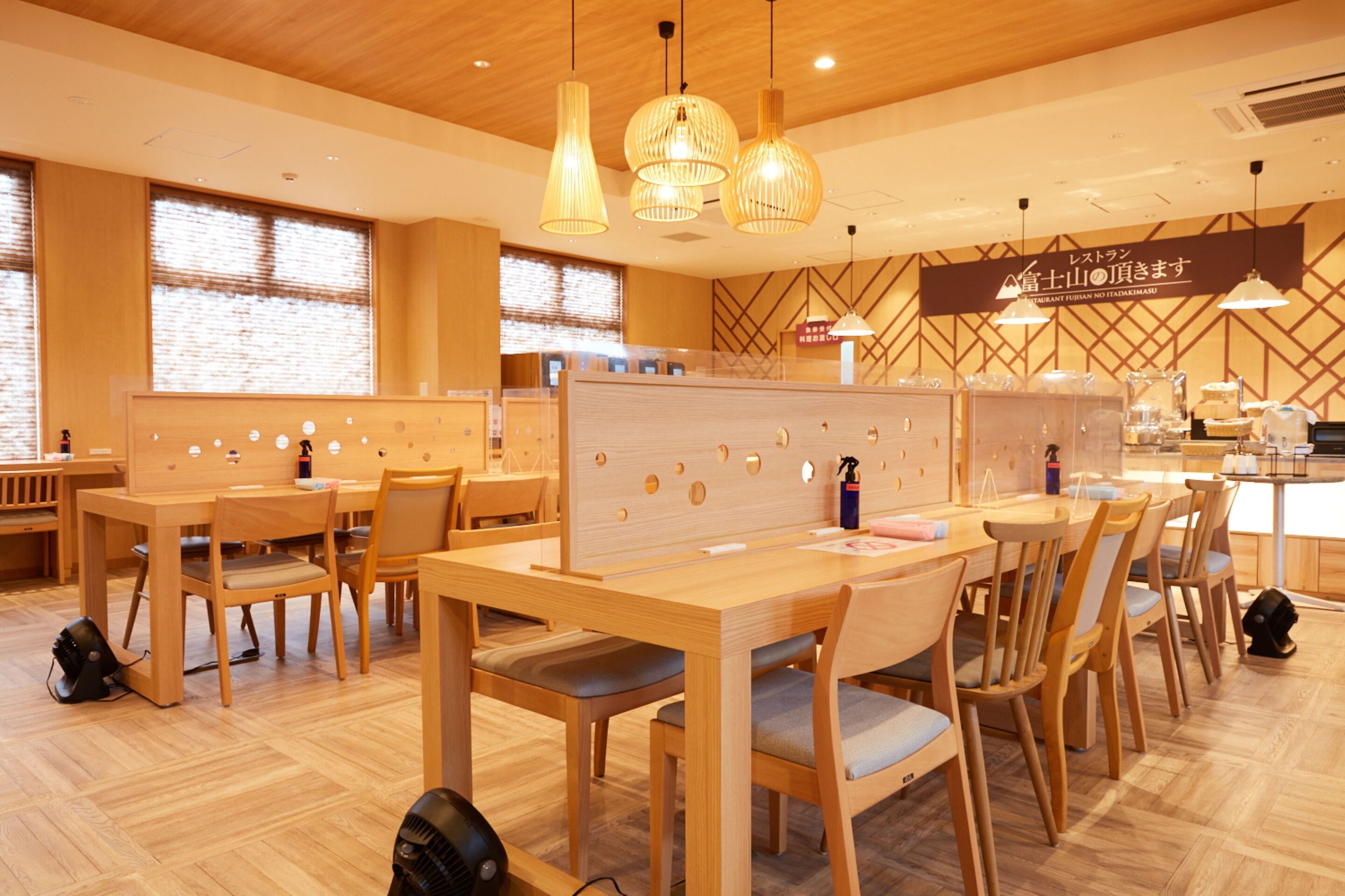 بوفيه فطور يوميًا بتكلفة قدرها (1400 JPY للشخص)