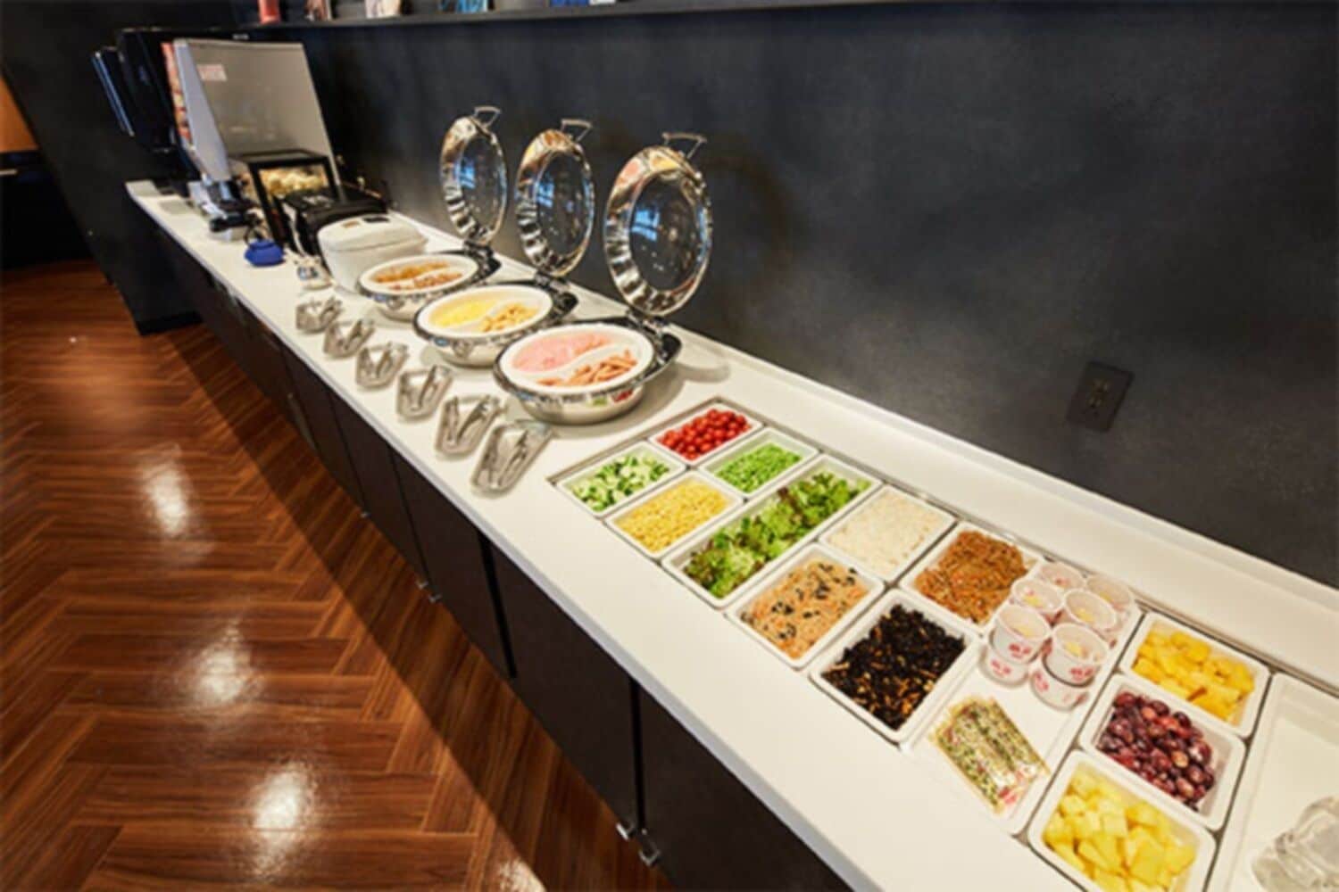 Una mesa de buffet con diversos alimentos y acompañamientos.