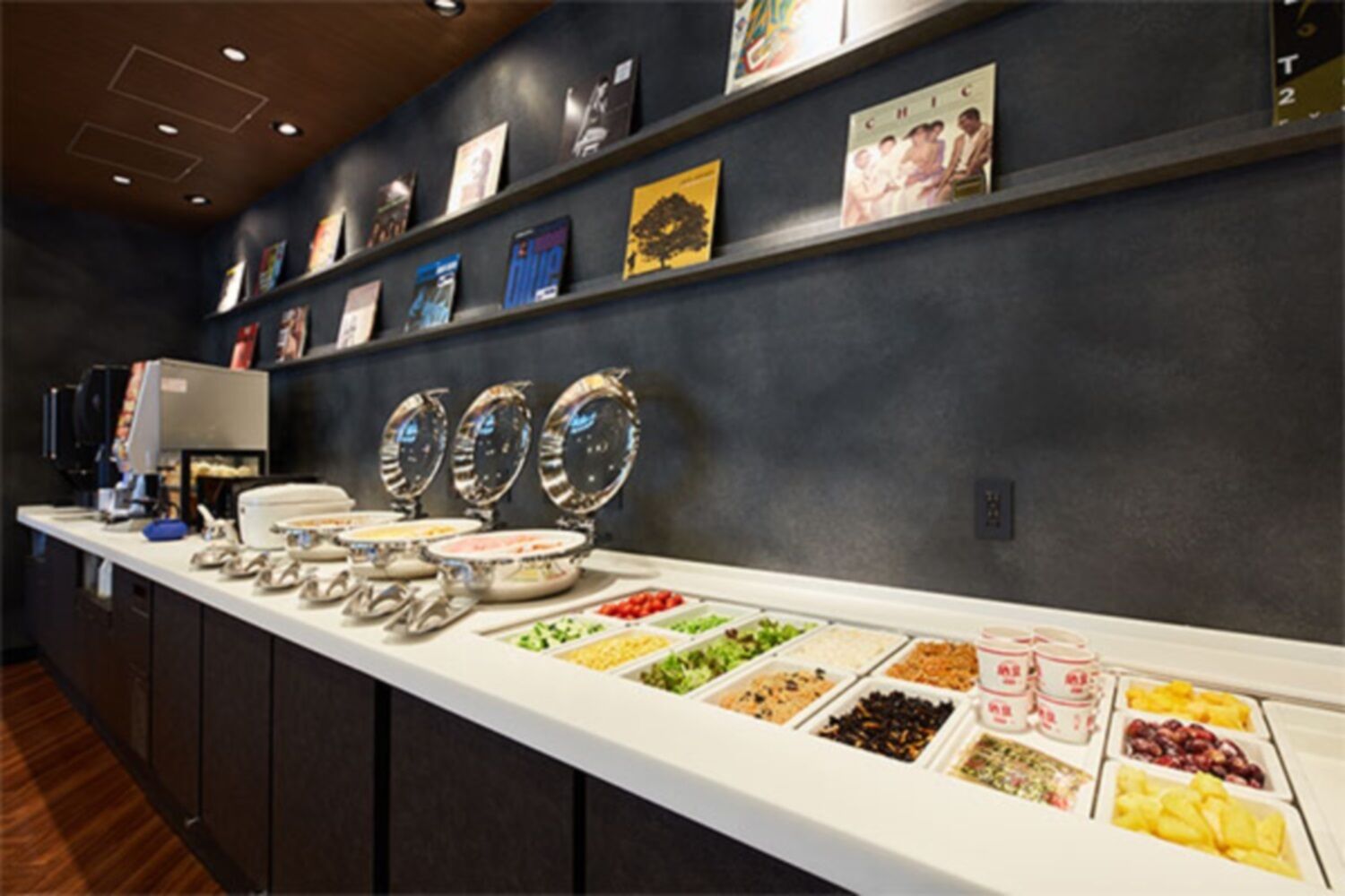 Daily buffet breakfast (JPY 1100 per person)