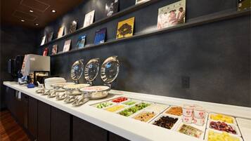 Daily buffet breakfast (JPY 1100 per person)