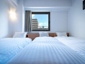 Eenvoudige driepersoonskamer (Cozy) | Een kluis op de kamer, verduisterende gordijnen, gratis wifi, beddengoed
