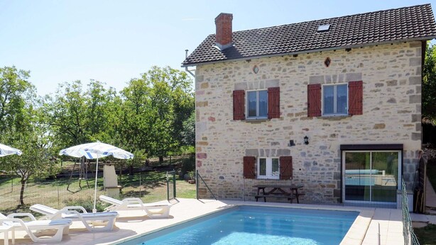 A stone house with a swimming pool, outdoor seating, and umbrellas. - Stunning private villa for 5 guests with private pool, A/C, TV, terrace and panoramic view (La Grèze)