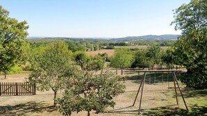 A rural landscape with a wooden fence, trees, and a swing set. - Stunning private villa for 5 guests with private pool, A/C, TV, terrace and panoramic view (La Grèze)