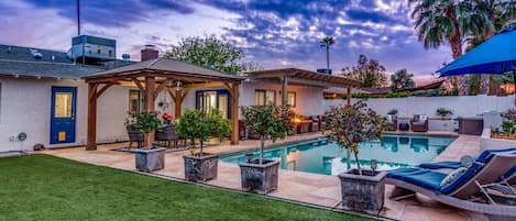 Una piscina al aire libre