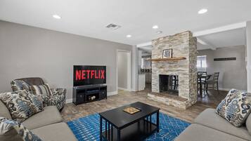 TV connectée, cheminée, lecteur de DVD, baby-foot