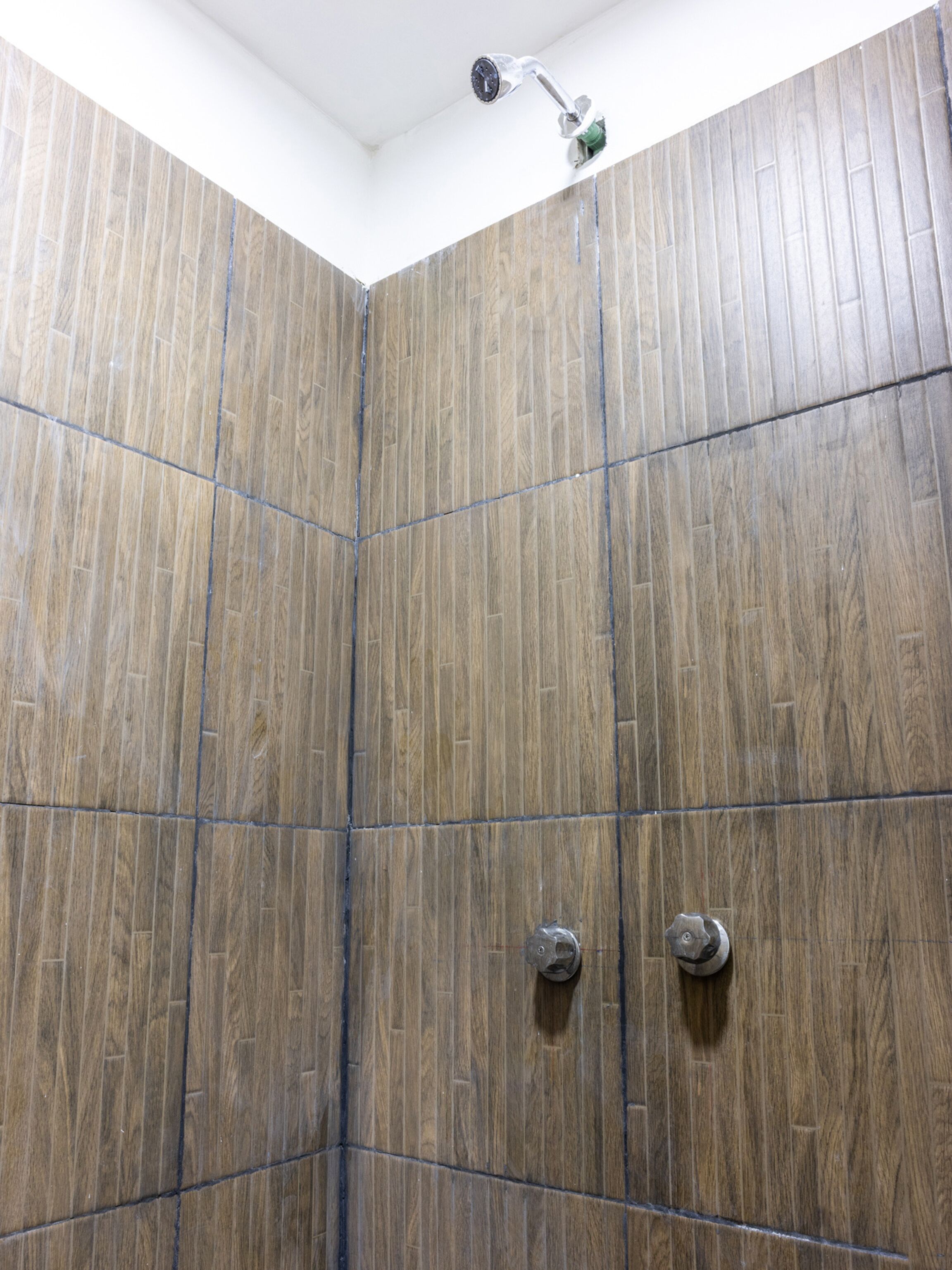 Habitación económica, varias habitaciones | Baño | Regadera, toallas, jabón, shampoo 