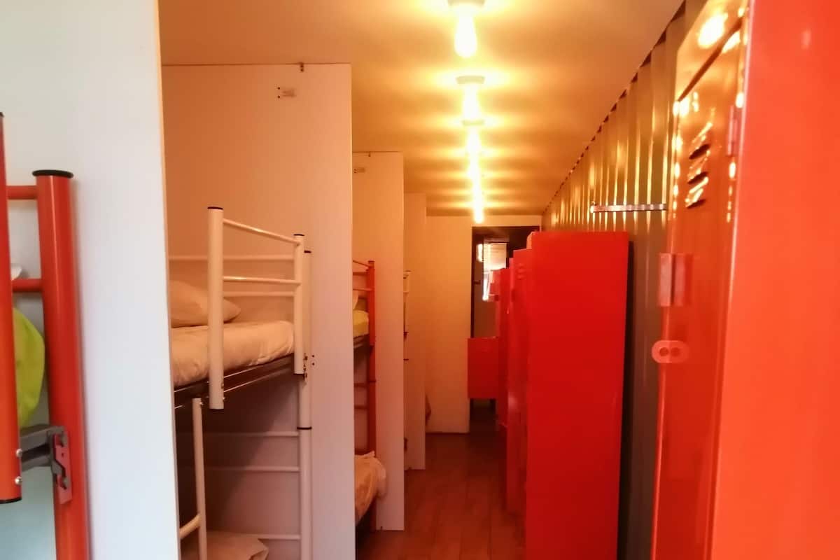 舒适宿舍 | 免费 WiFi、床单
