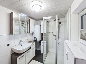 Bathroom - Nice apartment for 3 people with WIFI, TV and balcony (Untermärz)
