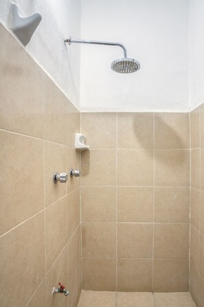 Standard Room, City View | Bathroom | Shower, hair dryer, towels, soap - La Casa del Kéej Hostel (Mérida)
