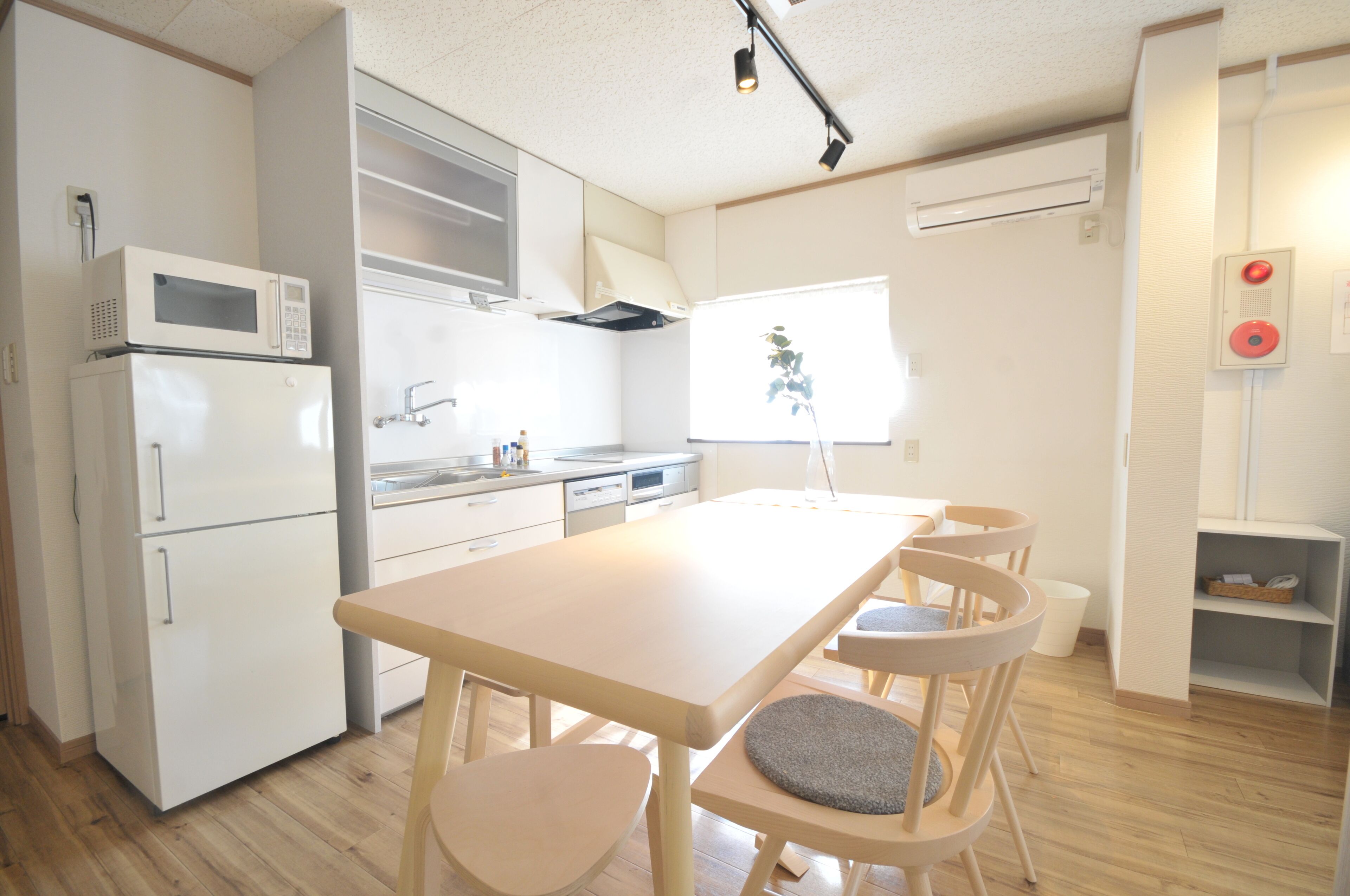 コンドミニアム | 専用キッチン | 冷蔵庫、電子レンジ、電気ポット、調理器具と食器