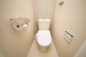 Bañera y ducha independientes, artículos de tocador gratuitos