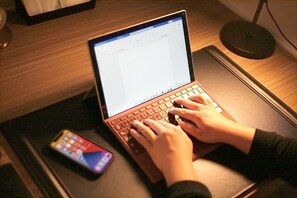 Escritorio, espacio para trabajar con laptop y cortinas blackout 