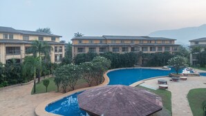 Indoor pool - Capital O 66172 Discover Resorts Karjat (Karjat)