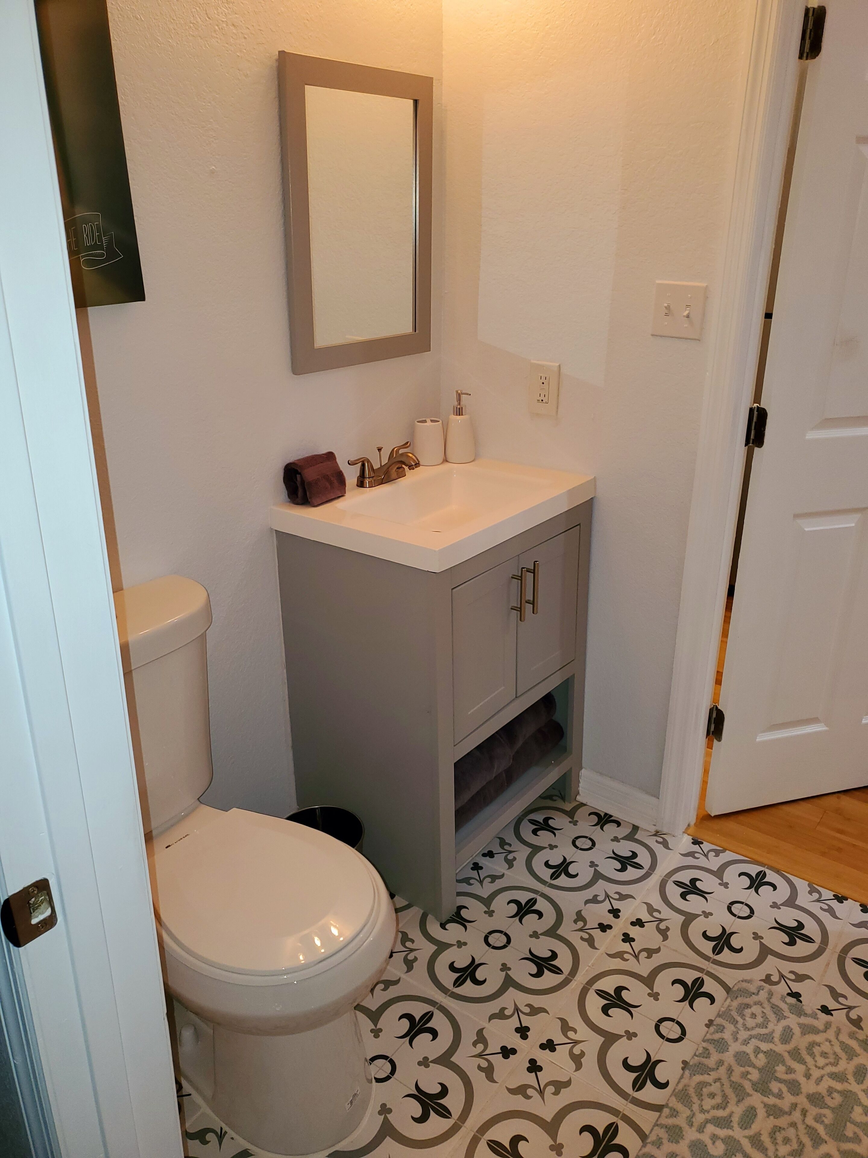 Combined shower/bathtub, hair dryer, towels, soap