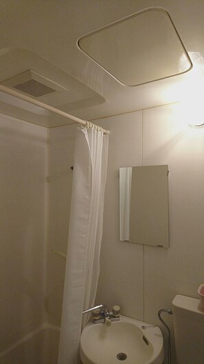 Apartment | Bathroom | Combined shower/tub, free toiletries, hair dryer, towels - Uzumasa 202 (Kyoto)