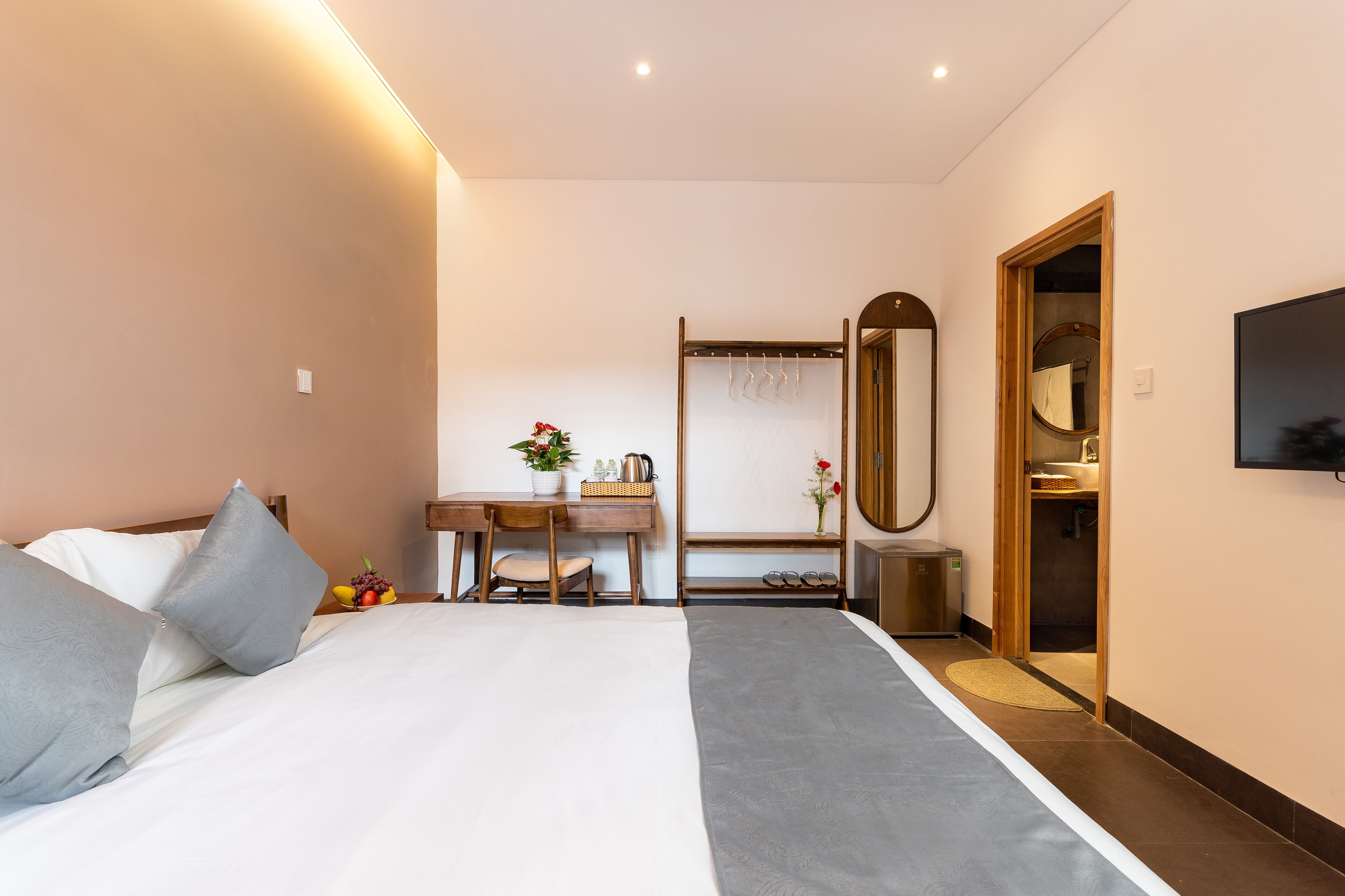 基础双人房 | 迷你吧、特色装修、特色家居、办公桌