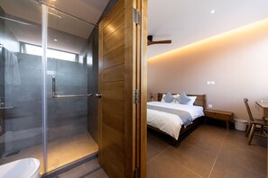 Minibar, decoración personalizada, muebles diferentes y escritorio 