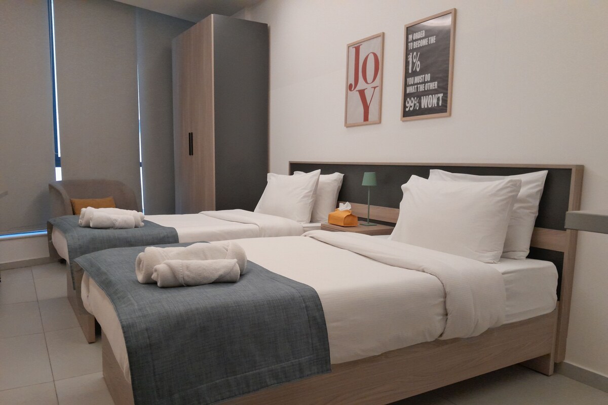Select Comfort 床、迷你吧（备有免费物品）、办公桌、熨斗/熨板