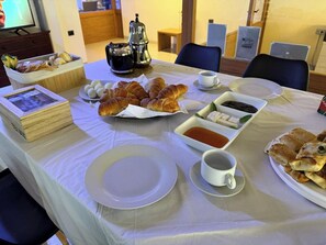 每日付費供應當地料理早餐