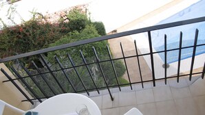 A balcony with a table set for two, featuring a fruit platter and glasses. - MONKÓ ROSARIO´S APARTMENT BEACH & SUN (Torremolinos)