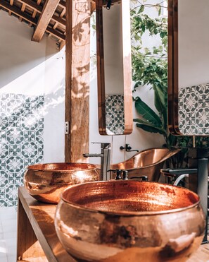 Separate bathtub and shower, free toiletries, hair dryer, bathrobes - Villa Victoria Nusa Penida (Penida Island)