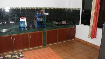 Fridge, stovetop, electric kettle, cookware/dishes/utensils