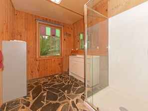 Casa de campo família | Banheiro | Produtos de toalete grátis, secador de cabelo, toalhas de banho