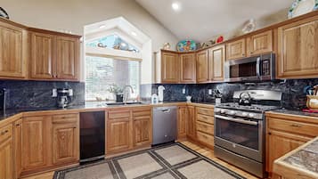 Een koelkast, een magnetron, een oven, een kookplaat