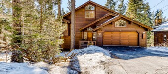 Spacious family getaway w/ a private hot tub - close to the lake & town