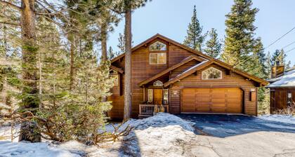 Spacious family getaway w/ a private hot tub - close to the lake & town