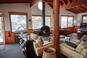 Smart TV, fireplace
