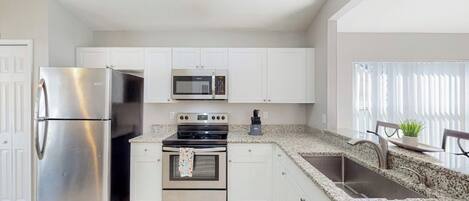 Refrigerador, microondas, horno, placa de cocina