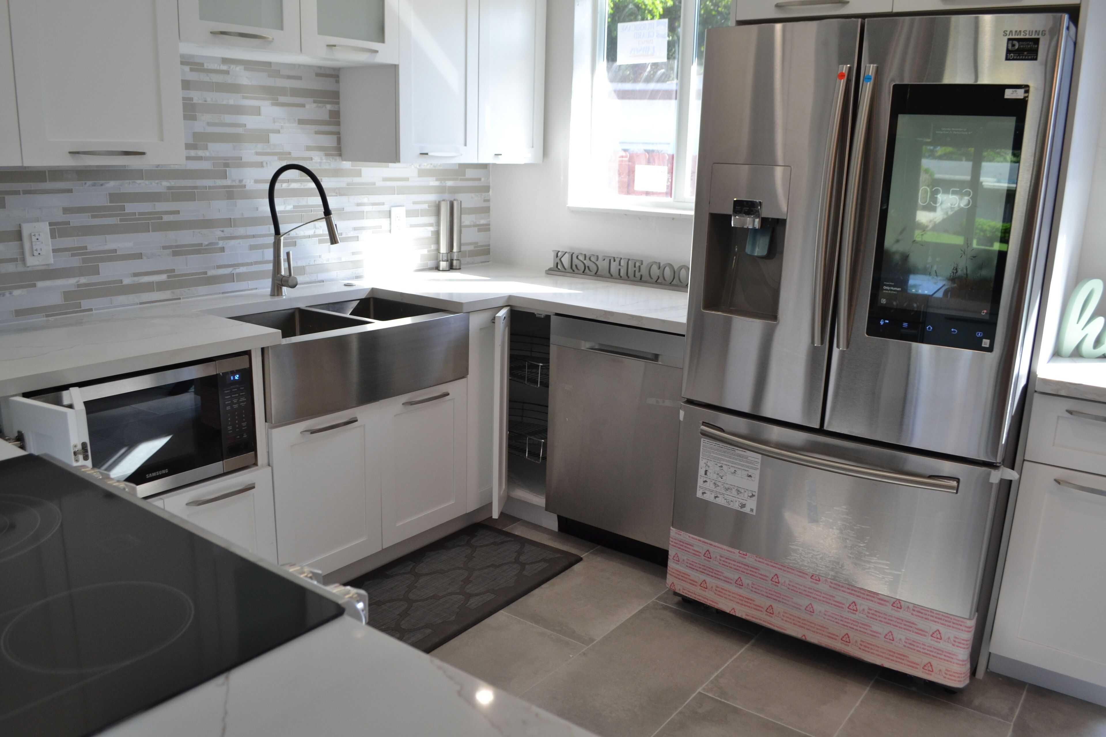 Geladeira, micro-ondas, fogão, cooktop