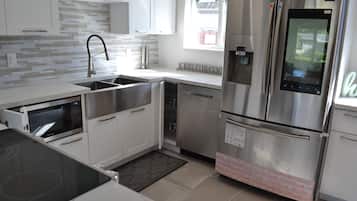 Geladeira, micro-ondas, fogão, cooktop
