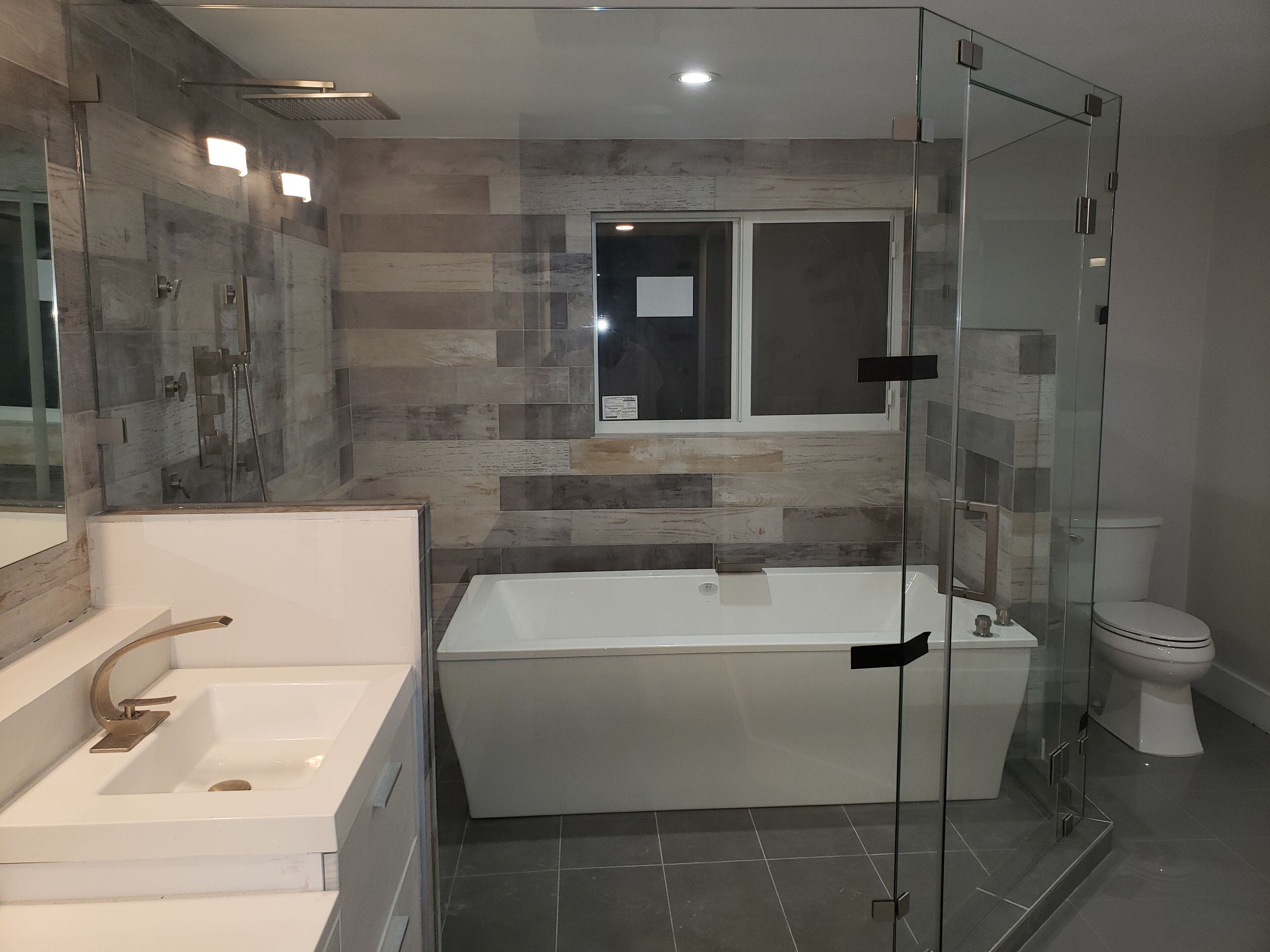 Dusche, Whirlpool, Haartrockner, Handtücher