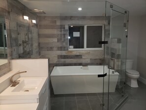 Shower, jetted bath, hair dryer, towels - ★Modern Mythical Manor★ King bed - 11 min from Airport-Ideal for Families (Wilton Manors)
